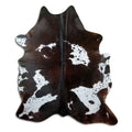Black and white cowhide rug of about 200 × 170 cm, seen from above: the exact hide you receive