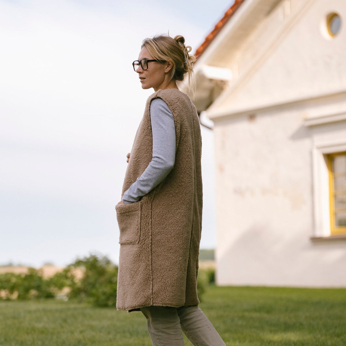 The beige Sea merino vest from the side