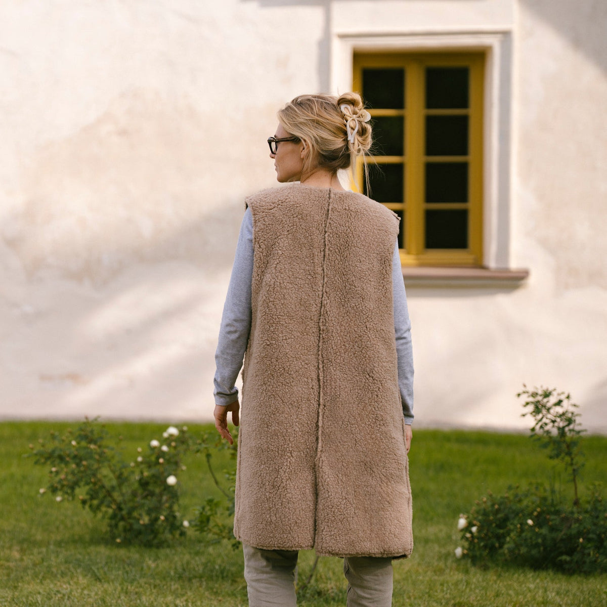 The beige Sea merino vest from the back