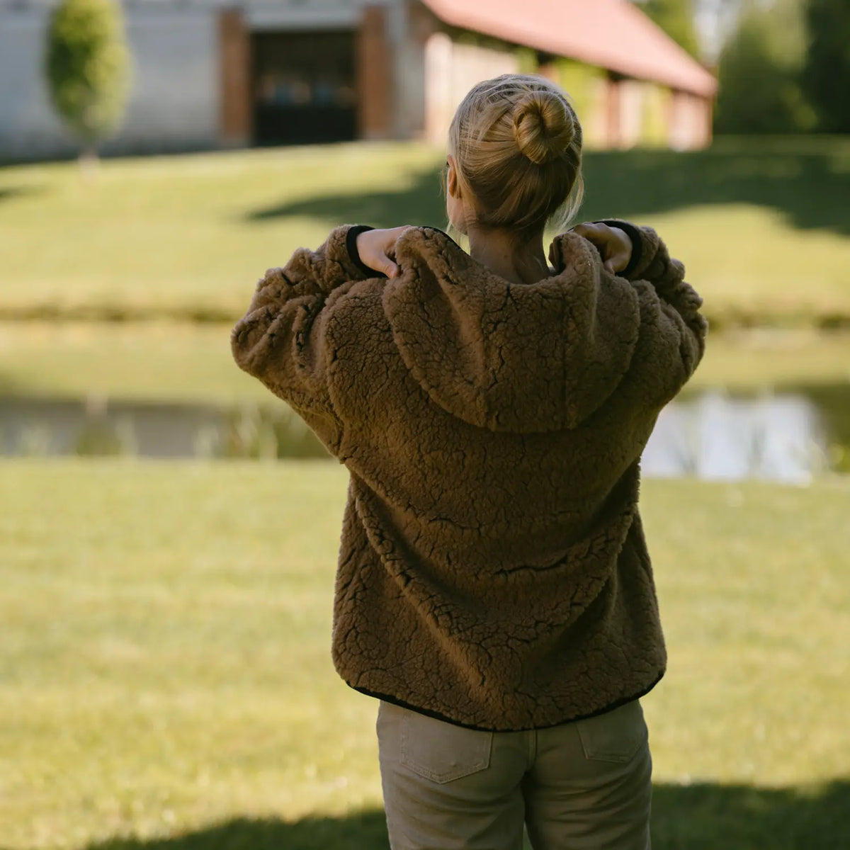The dark brown Laguna wool jacket from behind