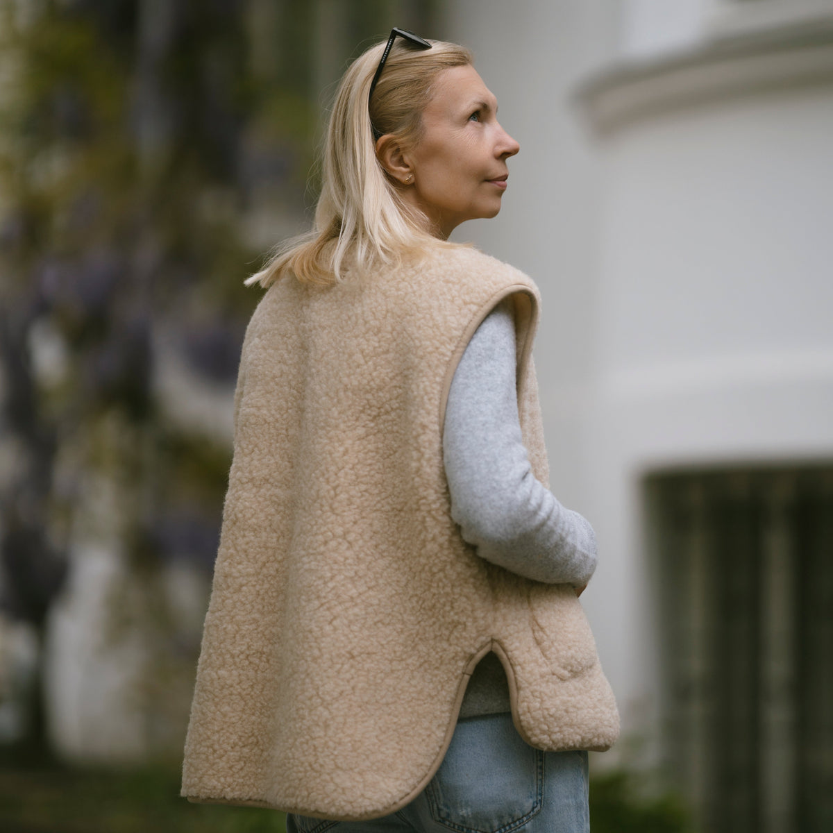 The beige Island merino vest from the side
