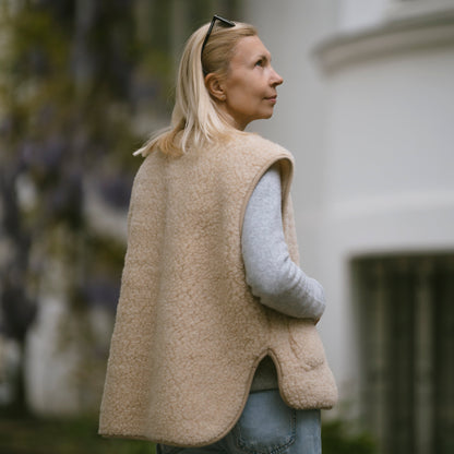 The beige Island merino vest from the side