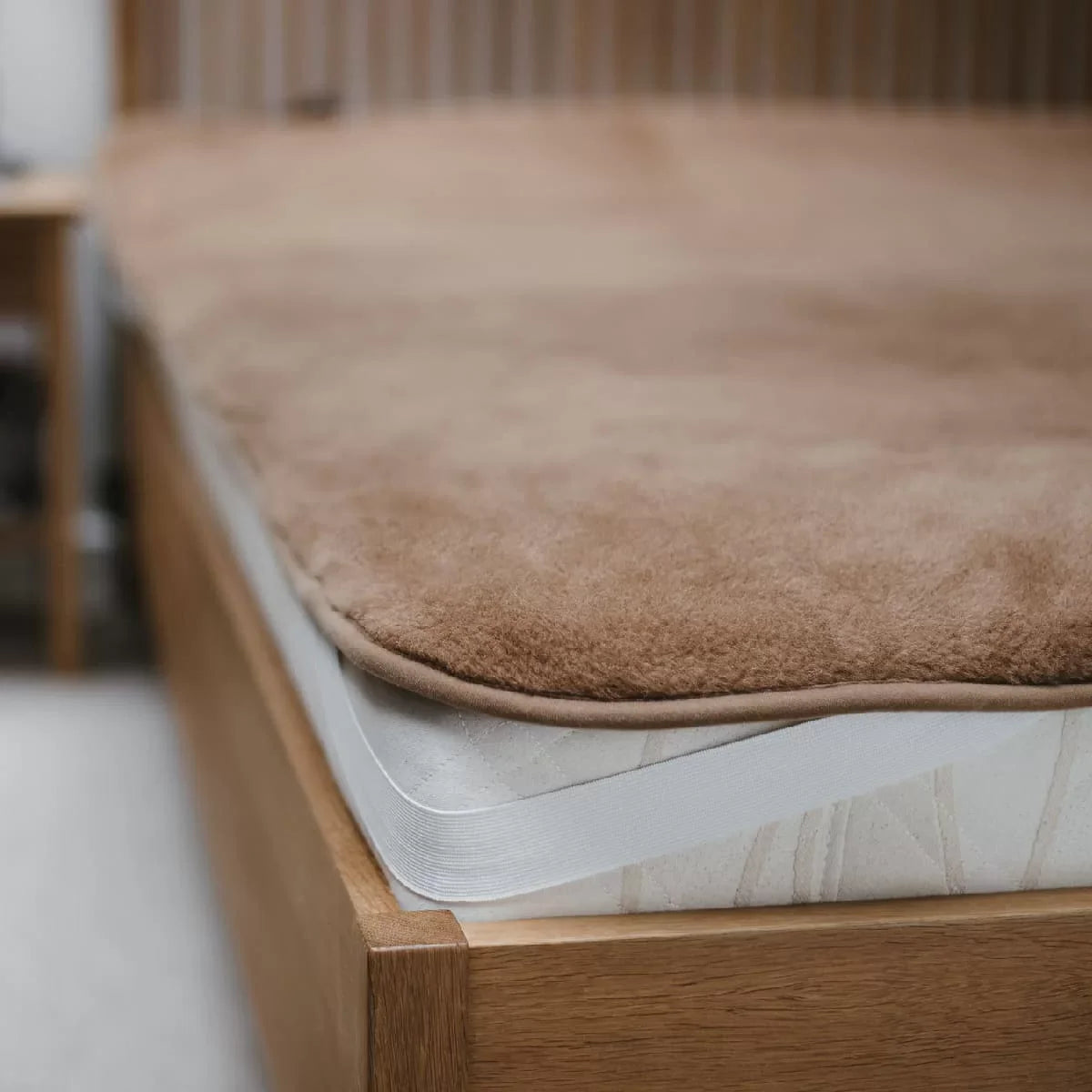 Camel and merino underblanket fitted on a mattress