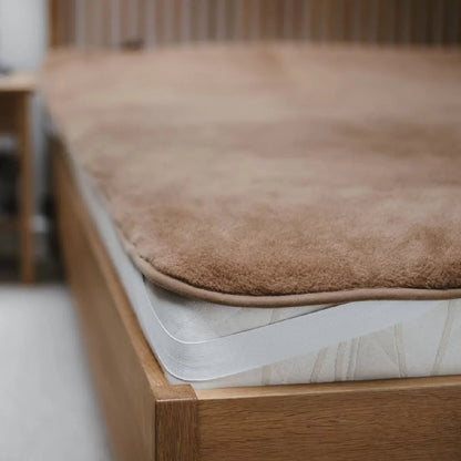 Camel and merino underblanket fitted on a mattress