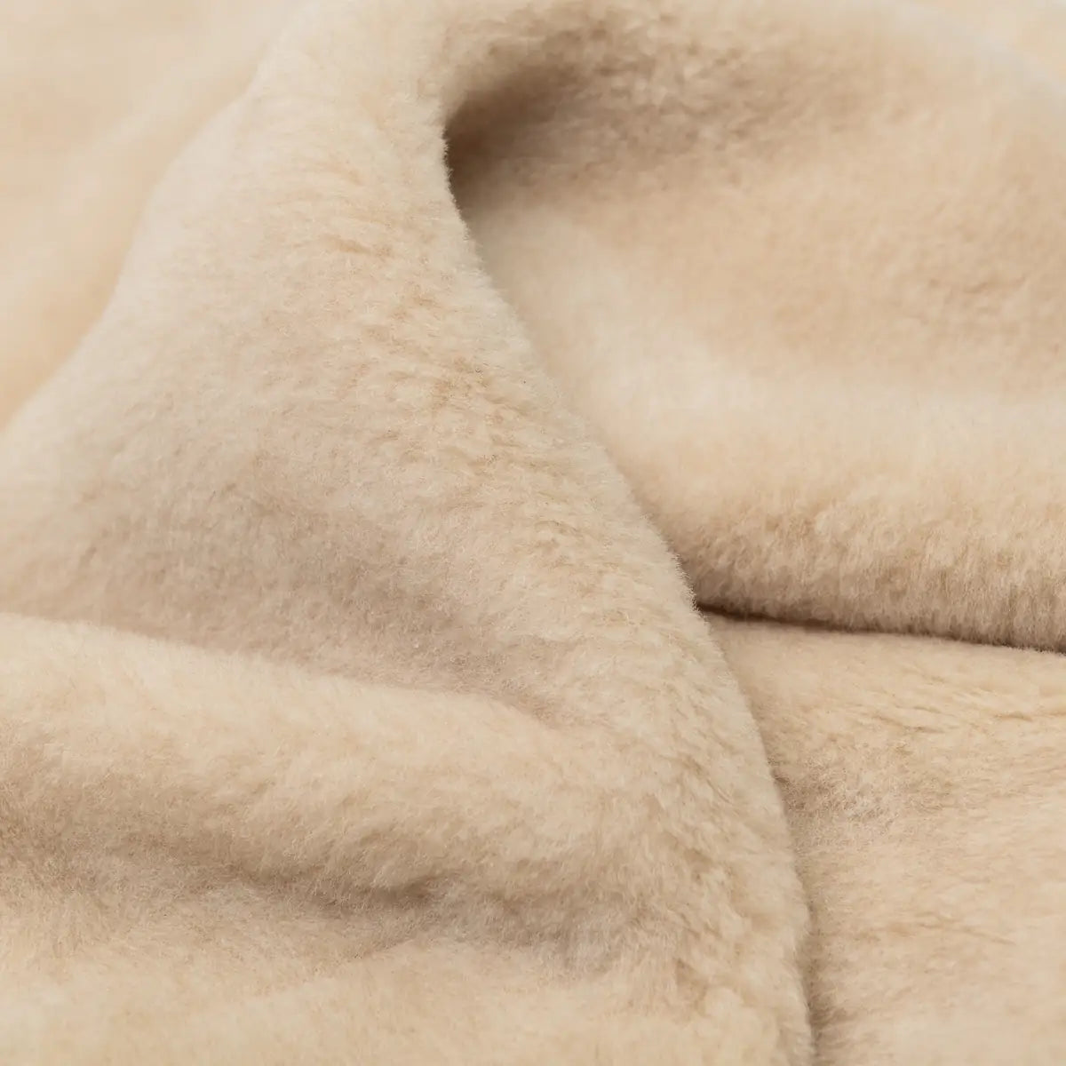 Close-up of the soft Cashmere Beige wool