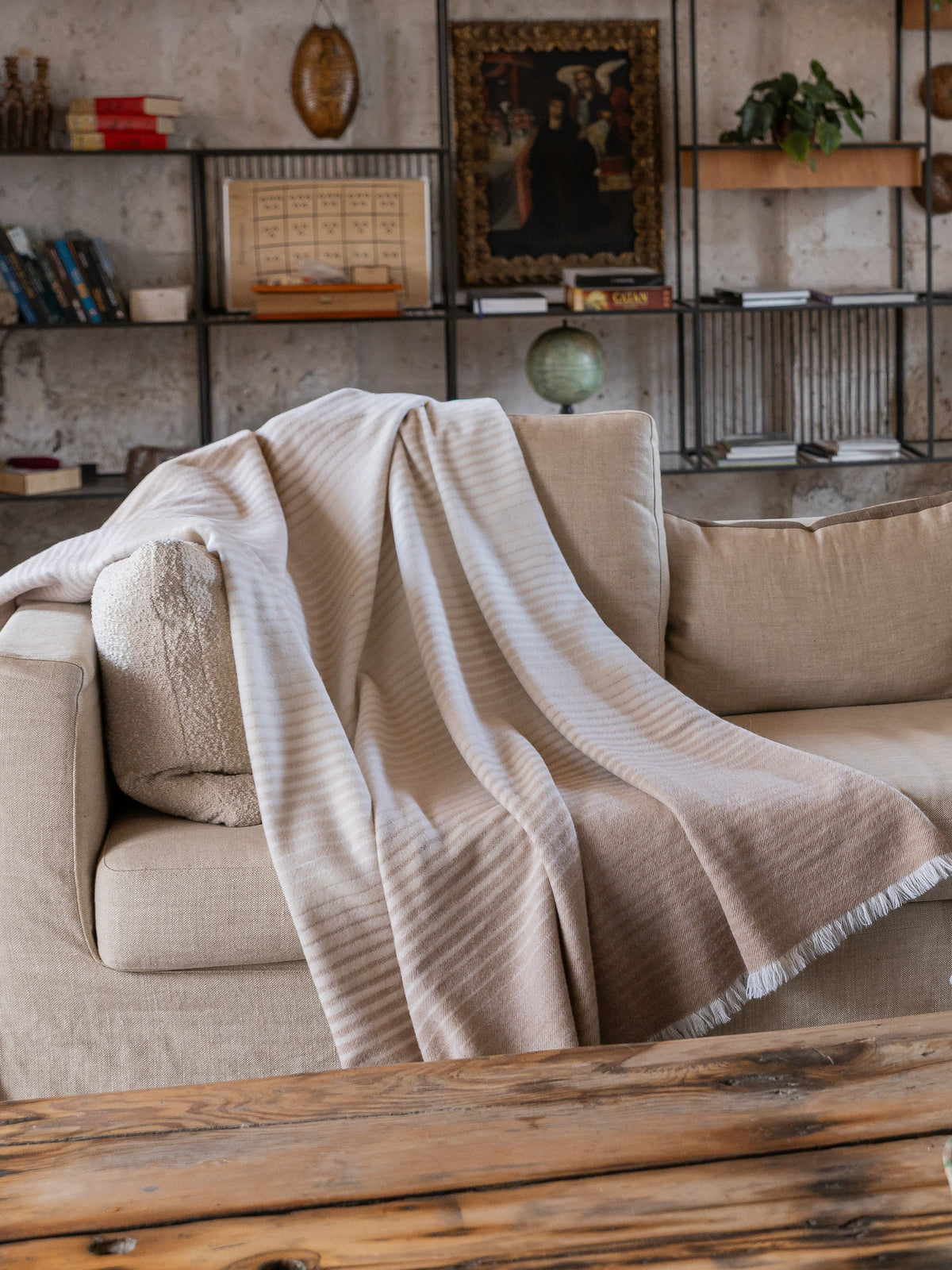 Royal Alpaca Throw “Dune” – Photo 2 of 9