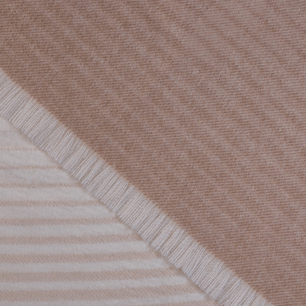 Royal Alpaca Throw “Dune” – detail