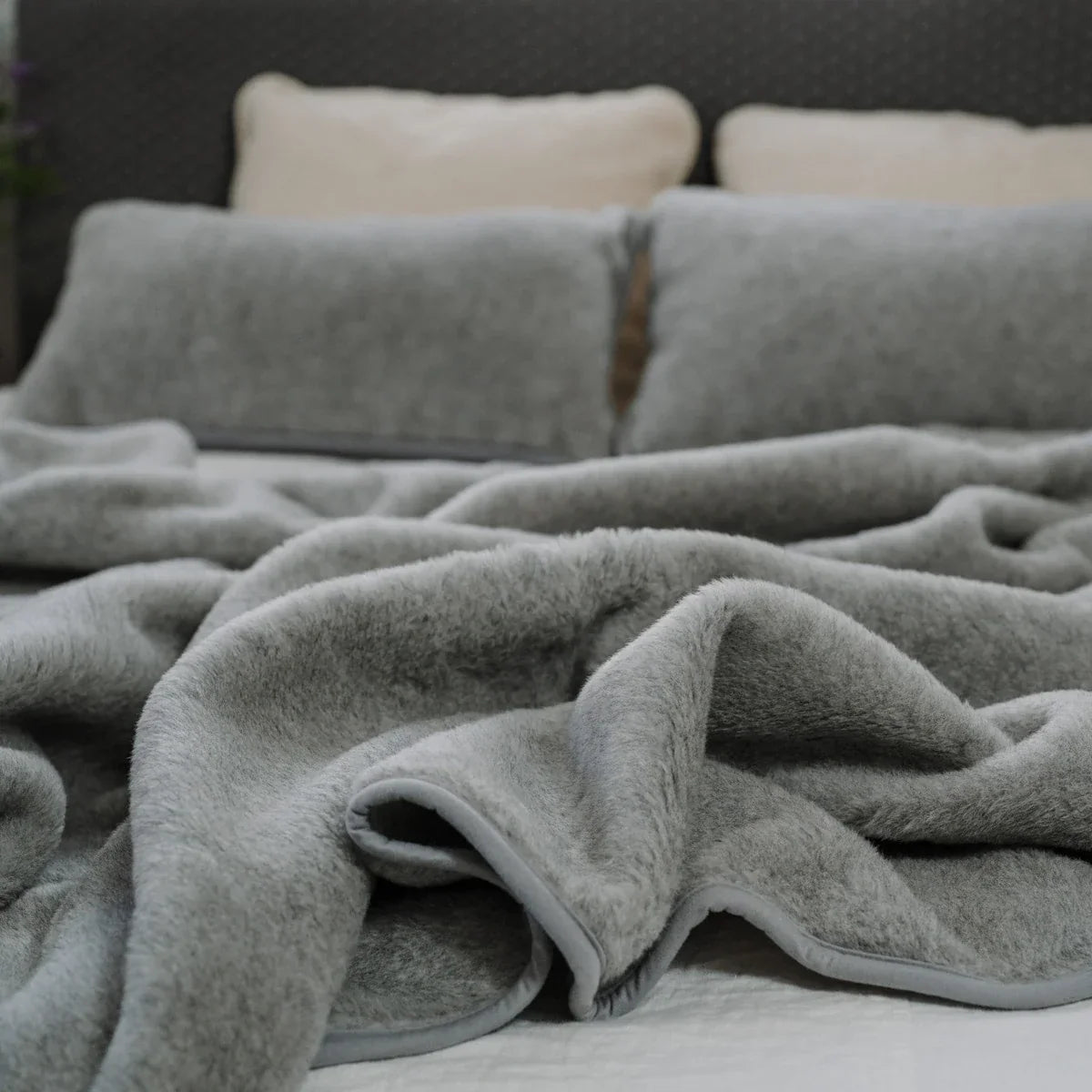 Meringue 2-ply merino blanket on a bed