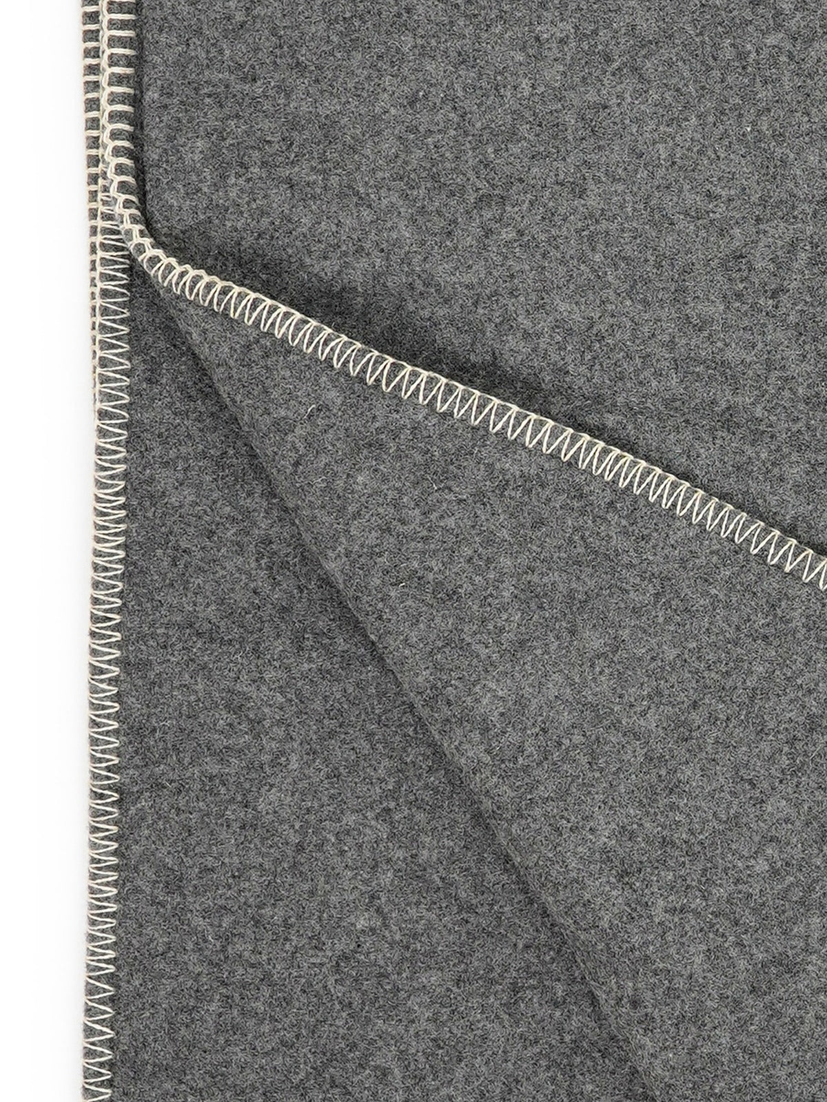 The light blanket stitch along the edge of “Hytte”