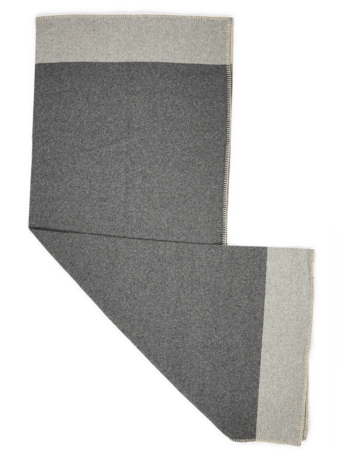Blanket “Hytte”: the light grey band and the blanket stitch