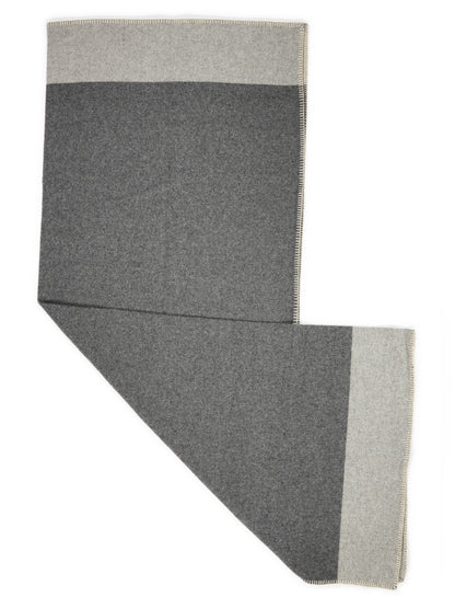 Blanket “Hytte”: the light grey band and the blanket stitch