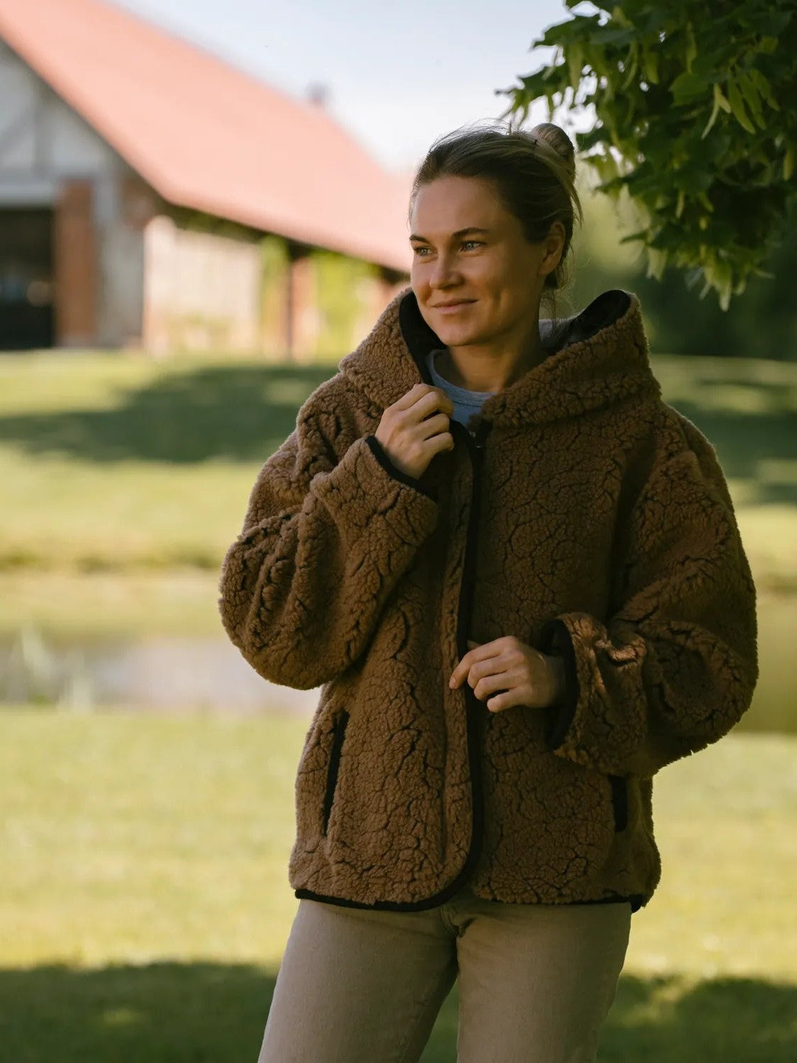 A woman wearing the Laguna wool jacket in dark brown