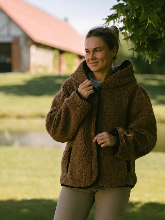 A woman wearing the Laguna wool jacket in dark brown